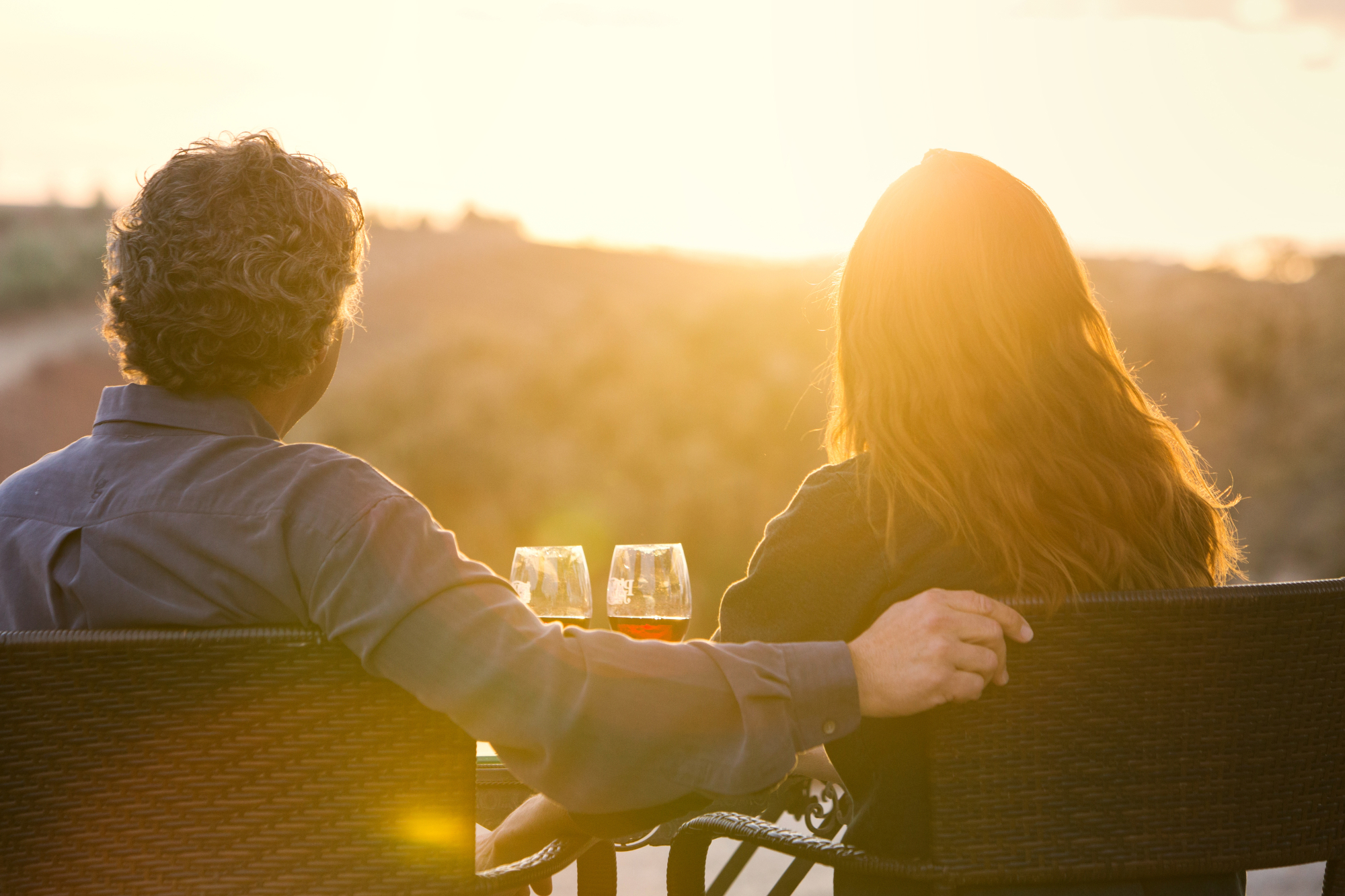 Casal em viagem romântica